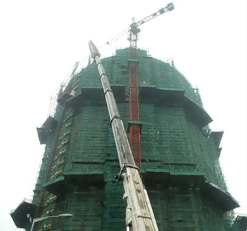 滨海新吊车在工地上作业
